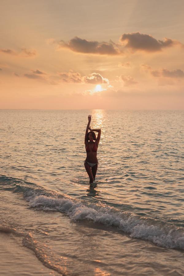 Sunrise By White Sand Dhigurah Dhigurah  Exterior photo