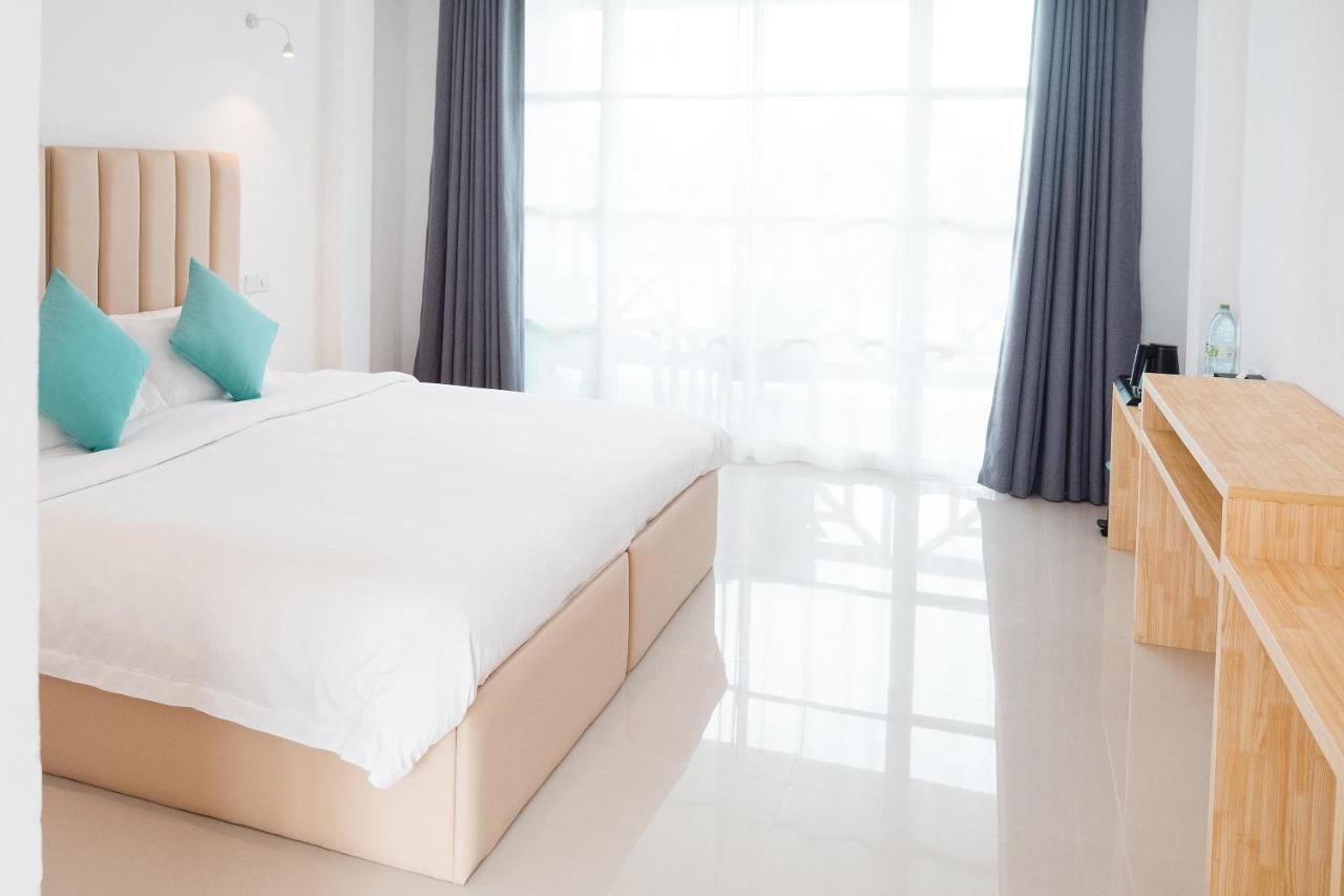 Sunrise By White Sand Dhigurah Dhigurah  Exterior photo